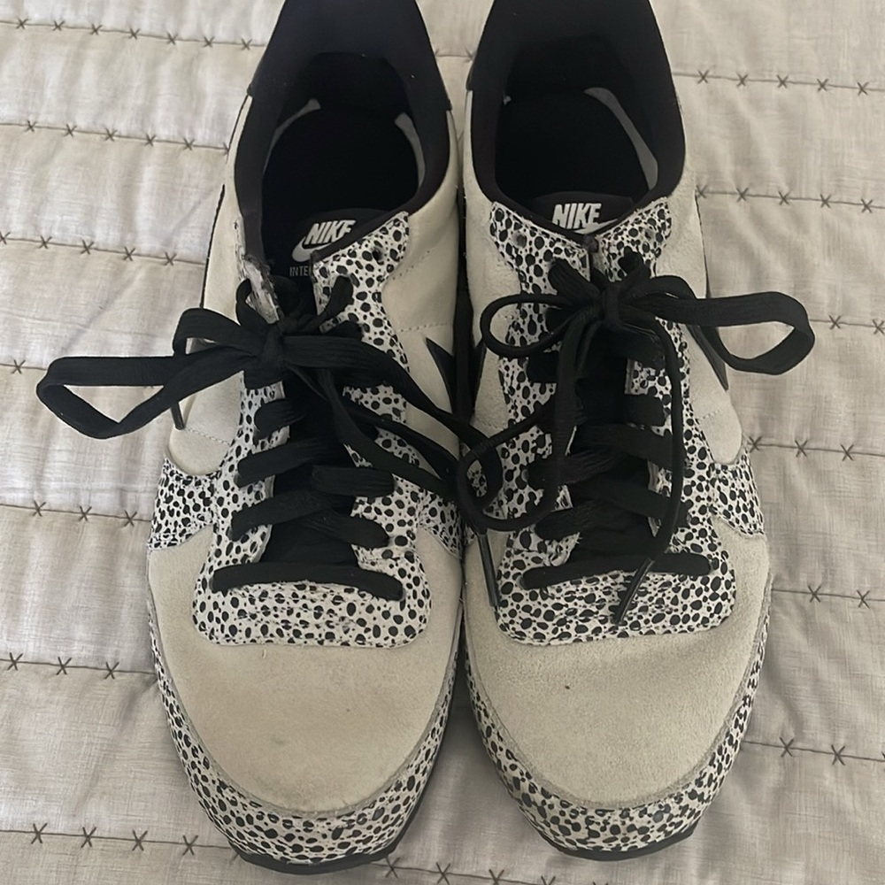 Nike animal print Internationalist Sneakers size 8 Women - Picture 2 of 8